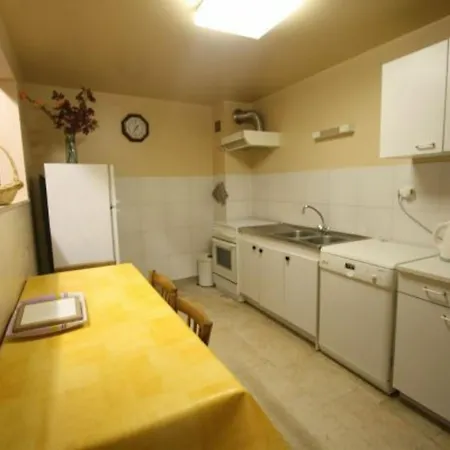 Chaleureux A Beaufremont, Grand Terrain, Jeux Pour Enfants, Proche Vittel Et Contrexeville. - Fr-1-589-21 Hébergement de vacances